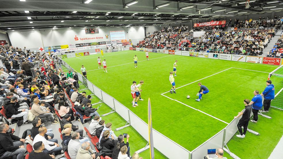 Der Finaltag bescherte den Veranstaltern des Aurich-Cup volle Ränge in der Sparkassen-Arena und auf dem Grün torreiche und spannende Spiele. Die größte Überraschung war das Halbfinalaus des Bezirksligisten TuS Middels gegen TuS Weene aus der Ostfrieslandklasse A. Foto: Stephan Friedrichs