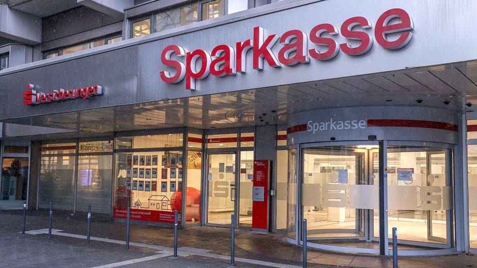 Die Sparkassen-Filiale, deren Schließfächer ausgeräumt wurden, bleibt vorerst geschlossen. (Archivbild) Foto: Oliver Berg