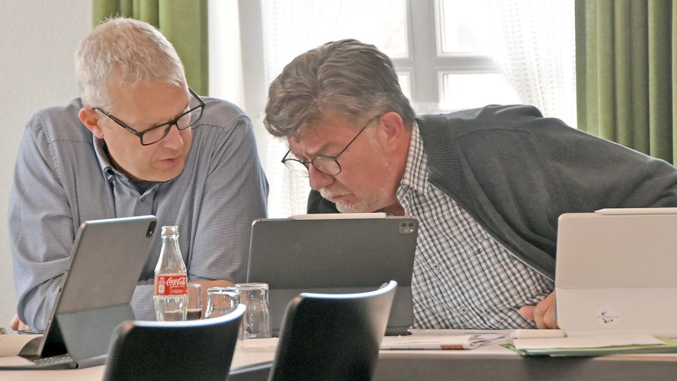 Möglichst schnell will Brookmerlands Samtgemeindebürgermeister Gerhard Ihmels (SPD, rechts) seine Nachfolge regeln. Sein Wunschkandidat ist sein bisheriger Stellvertreter Jochen Behrends (links). Foto: Thomas Dirks