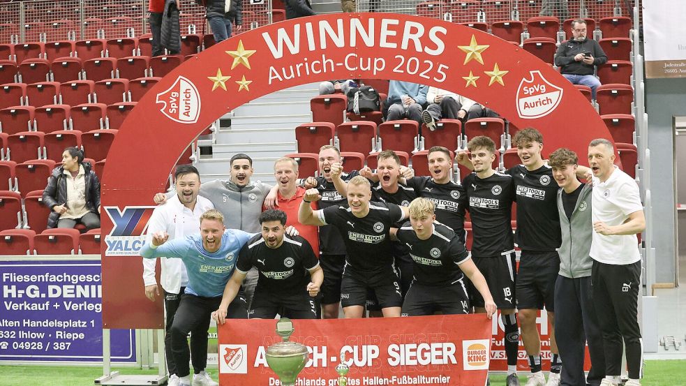 Nach vielen vergeblichen Anläufen hat der SV Großefehn den Aurich-Cup gewonnen. Im Finale gab es einen knappen 1:0-Erfolg gegen Weene. Fotos: Wilfried Gronewold