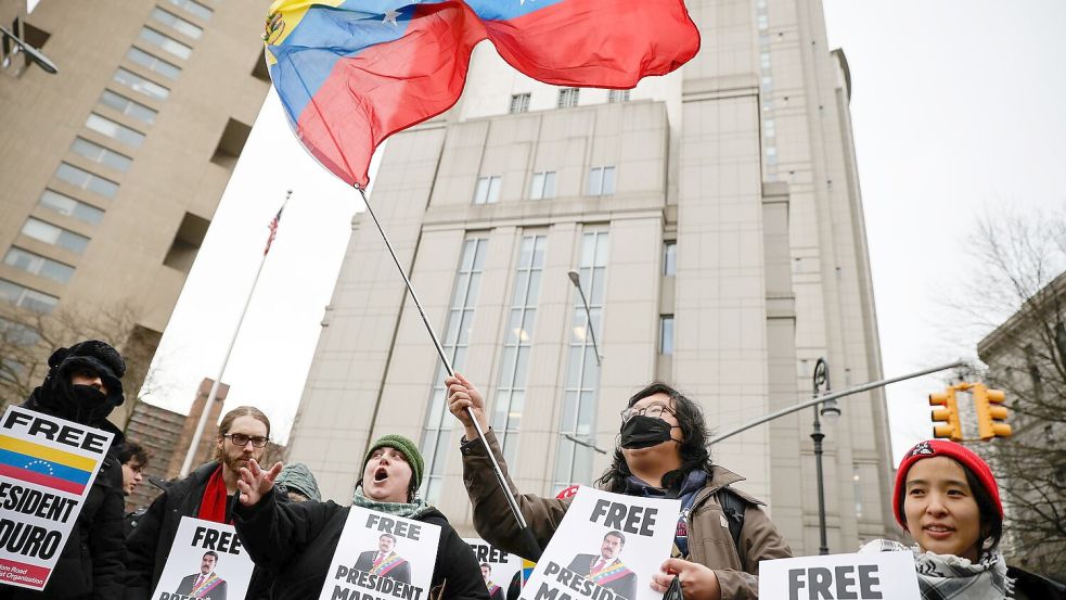 Vor dem Gerichtsgebäude solidarisierten sich viele Unterstützer mit Maduro. Foto: Stefan Jeremiah/FR171756 AP/AP/d