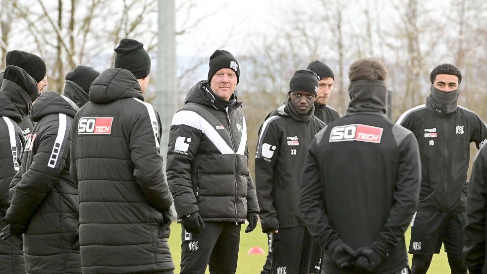 Blick auf Oberhausen und Schalke: Der VfL Osnabrück und Chefcoach Timo Schultz (Mitte) testen am Freitag und Samstag gegen beide Ruhrpott-Clubs. Foto: Helmut Kemme