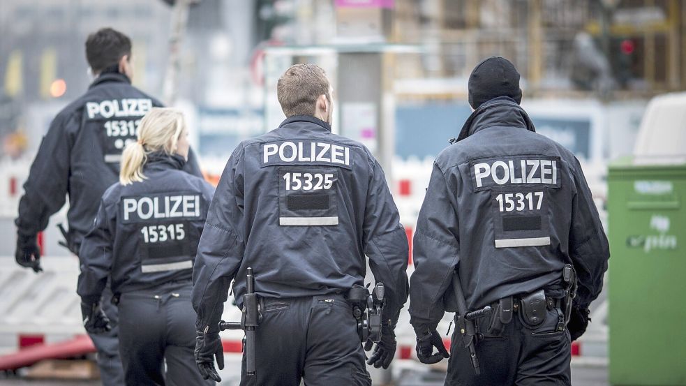 Zwischen Rassismusvorwürfen und kriminellen Migranten - zwei Polizisten berichten. Foto: IMAGO/photothek