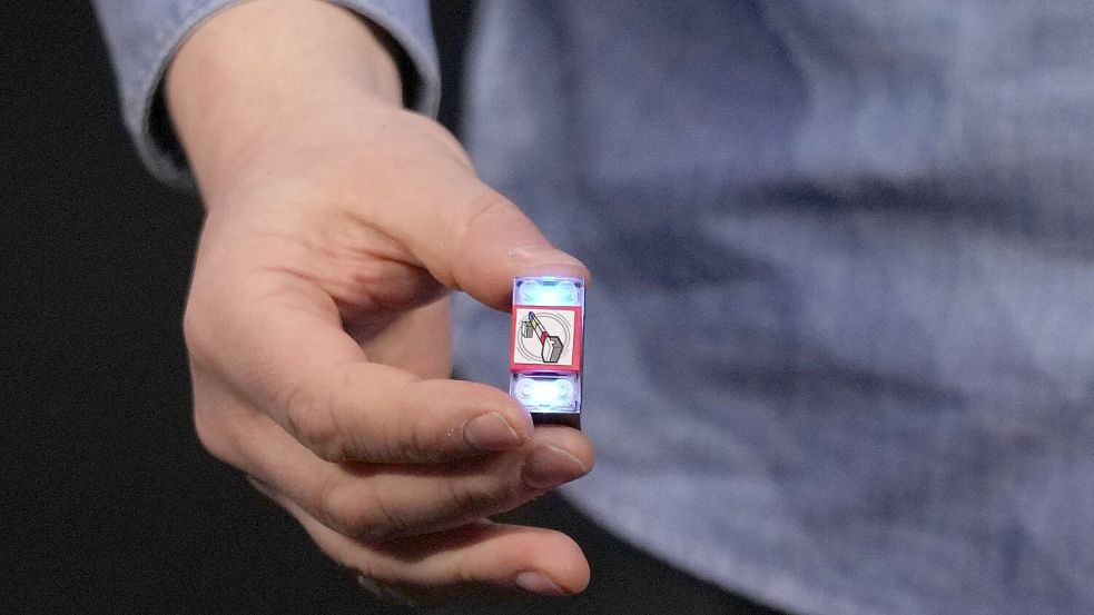 Der „Lego Smart Brick“ verfügt über einen Lautsprecher, LED-Leuchten und einen winzigen Chip, der andere Smart Bricks und Minifiguren erkennen und mit ihnen interagieren kann. Foto: Abbie Parr/AP/dpa