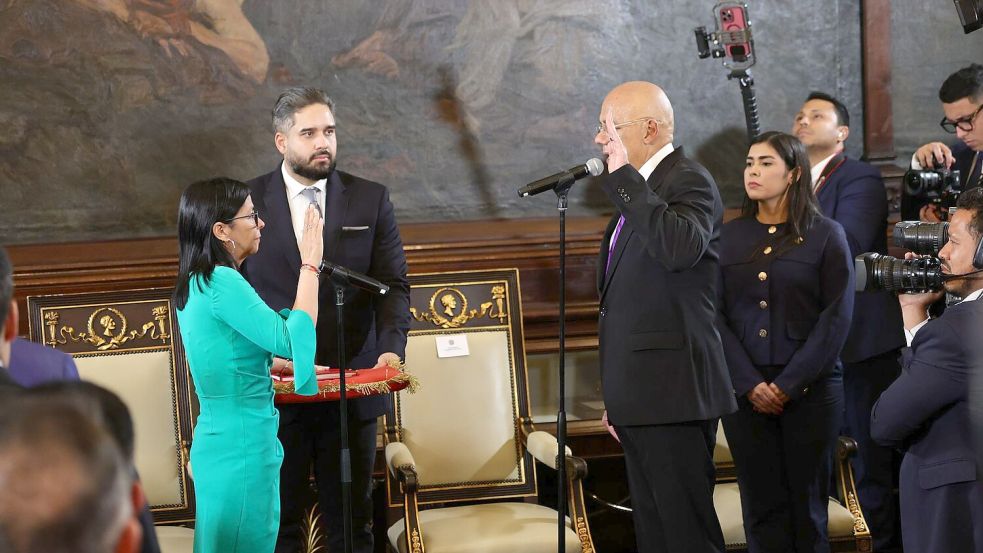 Die Nachfolgerin des von den USA festgenommenen Staatschefs Maduros, Rodríguez, legte ihren Amtseid ab. Foto: Stringer/dpa