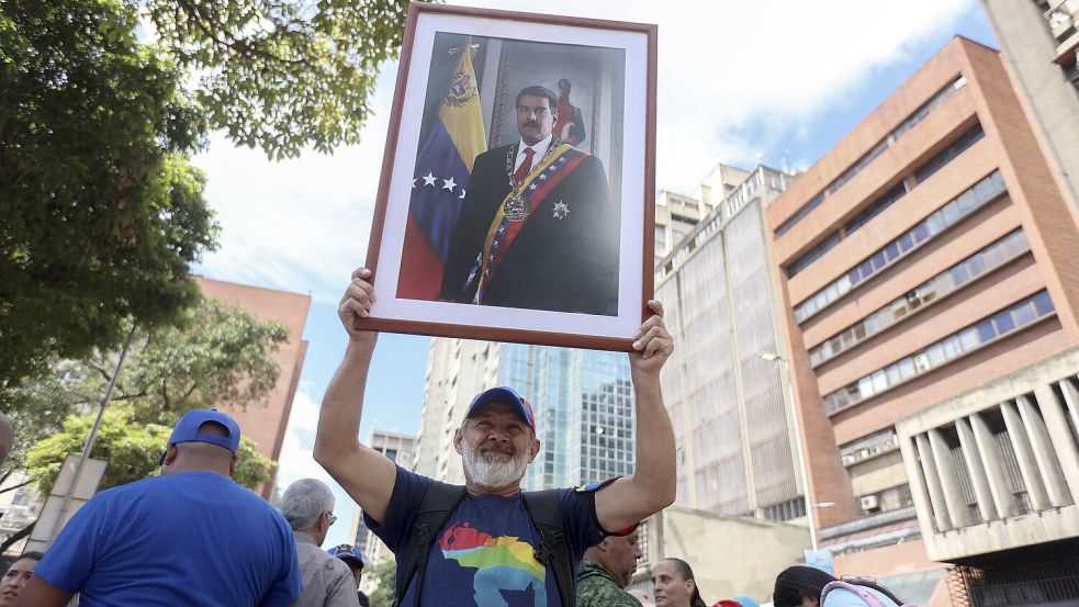 Auch, wenn er mit eiserner Hand regierte: Der abgesetzte venezolanische Präsident hat nach seinem Sturz Anhänger im Land, wie hier in der Hauptstadt Caracas. Foto: Imago/Zuma Press Wire