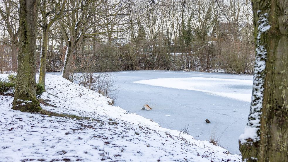Manche Gewässer, hier im Bürgerparkin Osnabrück, sind nach den niedrigen Temperaturen in den vergangenen Tagen zwar zugefroren, die Stadt Osnabrück warnt dennoch eindringlich davor, die Eisflächen zu betreten. Foto: Denise Matthey