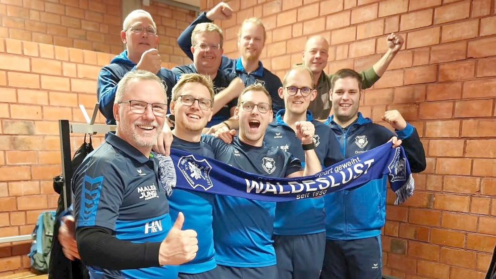 Die Schützen des SV „Waldeslust“ Maik Ritter (vordere Reihe von links), Martin Tjaden, Dennis Grünhoff, Eike Fürst, Dominik Deetjen sowie Michael Broers (hintere Reihe von links), Andreas Slink, Sander Nooij und Marcel Stürken freuen sich über den Verbleib in der Bundesliga Nord. Foto: privat