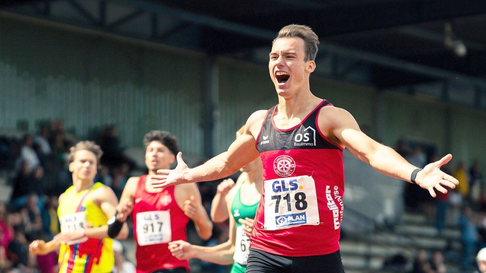 So sah man den Osnabrücker Langsprinter Florian Kroll in diesem Jahr öfter. Jubeln darf er vielleicht auch bei der Wahl zu Niedersachsens Leichtathleten des Jahres 2025. Foto: Torben Flatemersch