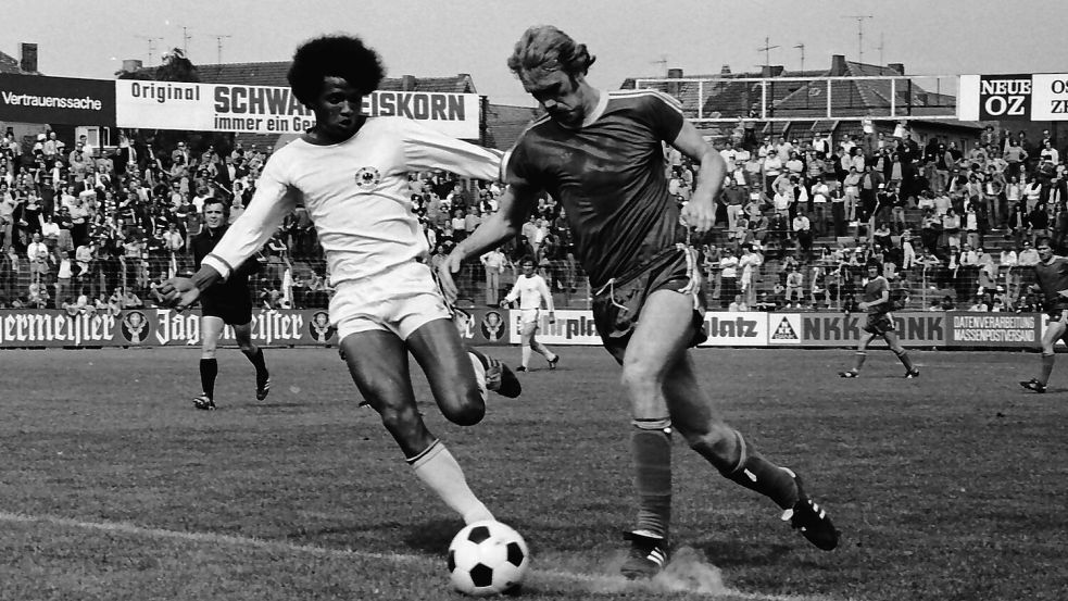 Acht Jahre lang - von 1972 bis 1980 - war Detlev Hegekötter (rechts) ein vielseitiger, mannschaftsdienlicher Mittelfeldspieler beim VfL Osnabrück. Am 6. Januar 2026 feiert er seinen 75. Geburtstag. Foto: Imago/Fritz Rust