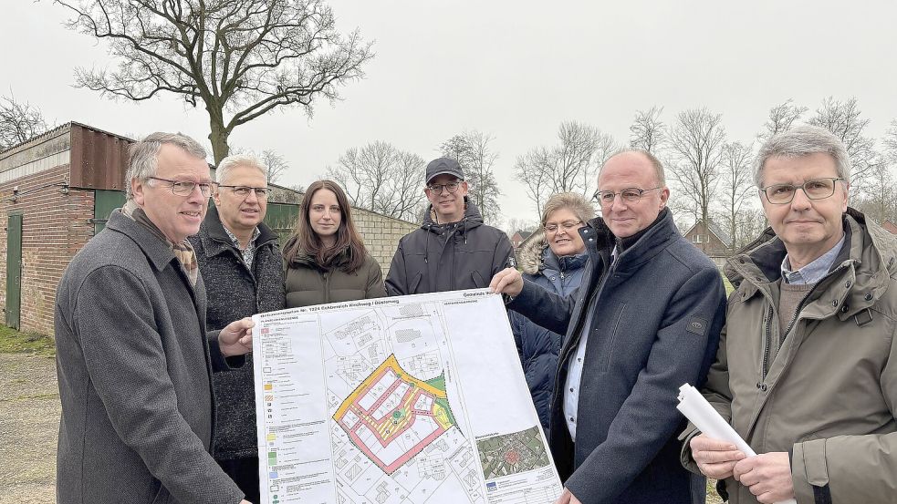 In Westerende-Kirchloog soll am Fuße der imposanten Eiche am Hof Hemmen ein Neubaugebiet mit Einzel-, Doppel-, Reihen- und Mehrparteienhäusern entstehen. Arno Ulrichs (von links), Friedhelm Saathoff, Karin Block, Holger Saathoff, Annette Lang, Harm Ubben und Ulrich Kubatschek präsentierten die Pläne. Foto: Karin Böhmer