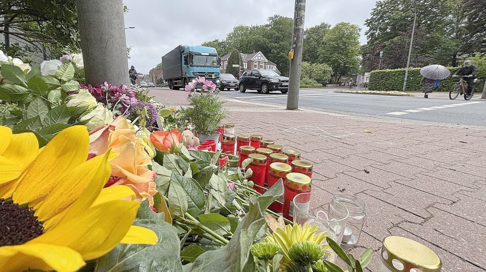 Seit dem 26. Mai 2025 erinnern dauerhaft Blumen und Kerzen an den tragischen Unfall auf der Von-Jhering-Straße. Foto: Archiv/Lasse Paulsen