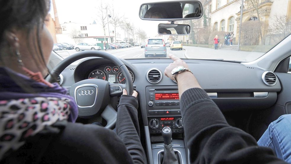 Die CSU würde den Führerschein ab 17 gerne ausweiten. Auch 16-Jährige sollen dann schon in Begleitung ein Auto fahren dürfen. (Symbolbild) Foto: picture alliance / dpa