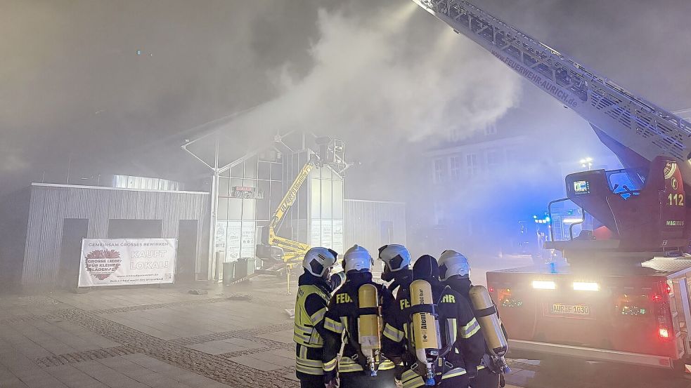 Im September schlagen Flammen aus der Markthalle in Aurich. Das gerade eröffnete „Café Extrablatt“ wird zerstört. Foto: Sönke Geiken