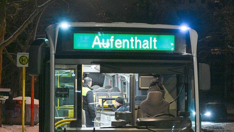 Die BVG stellt an einigen Endhaltestellen, wie hier in Zehlendorf, Busse für den Aufenthalt zur Verfügung. Foto: Jens Kalaene