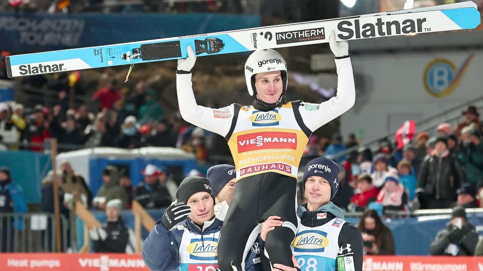 Domen Prevc wird von seinen Teamkollegen gefeiert. Foto: Daniel Karmann