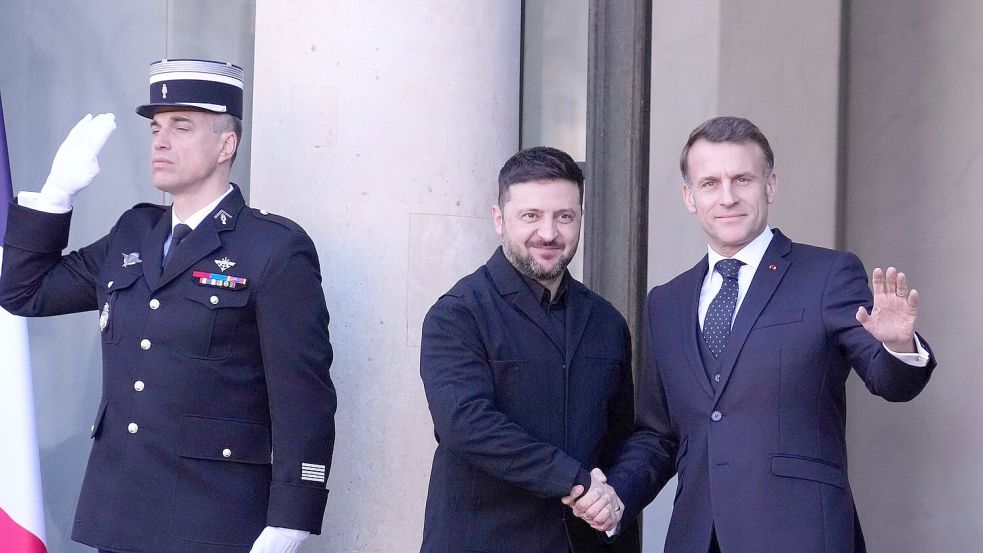 Der ukrainische Präsident Selenskyj hat mit Frankreichs Präsident Macron über eine Stärkung der Flugabwehr gesprochen. Foto: Michel Euler/AP/dpa