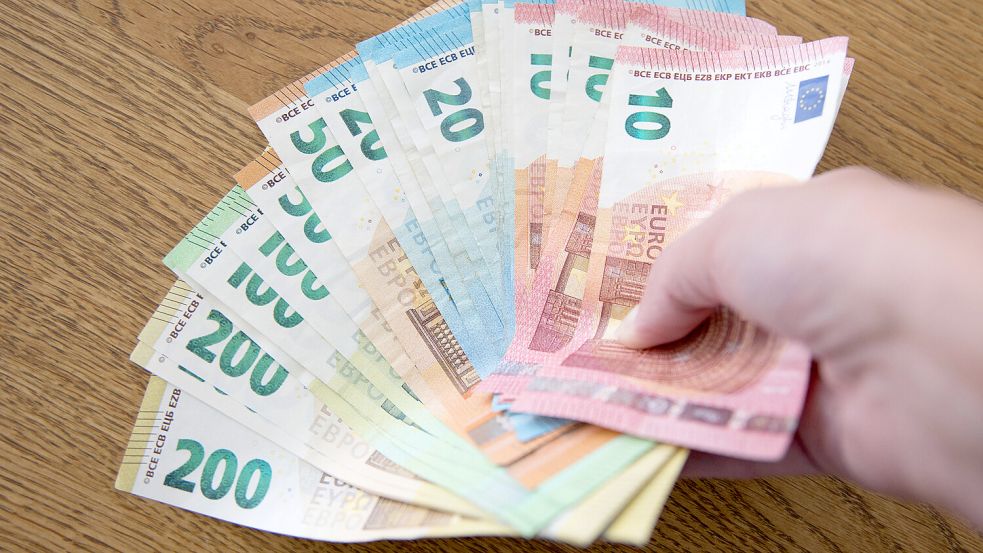 Eine ahnungslose Seniorin aus Hildesheim hat eine hohe Summe Geld an Polizisten übergeben. Foto: IMAGO/Fotostand/K. Schmitt