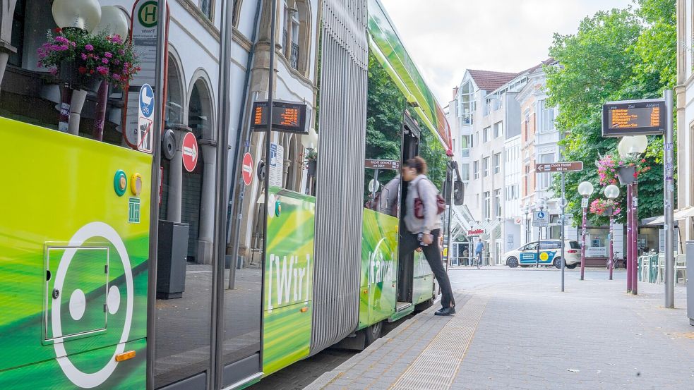 Kurzfristige Störungen im Busverkehr gibt die Verkehrsgemeinschaft Osnabrück seit August 2025 auf WhatsApp bekannt. Immer mehr Fahrgäste nutzen den Kanal. Foto: Benjamin Beutler