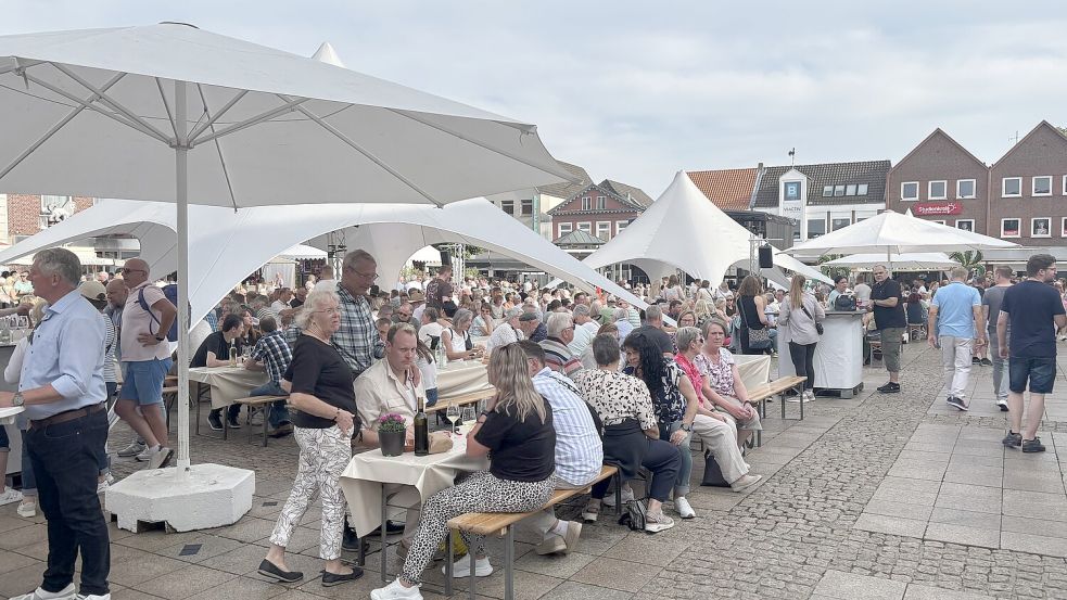 Das Wein- und Gourmetfest hat in Aurich schon Tradition. Foto: Eva van Loh