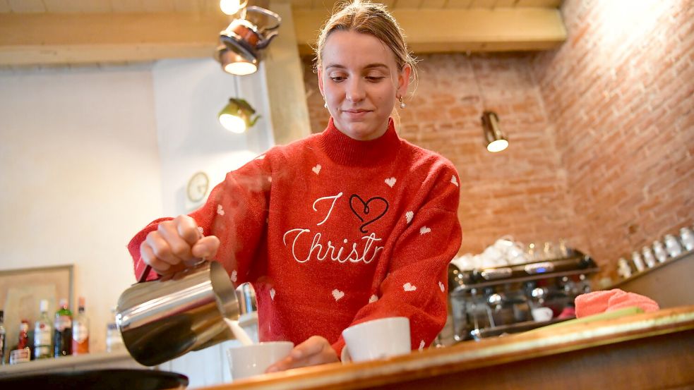 Anniek Bieler führt das Café Lili in der Mühlenstraße in Greetsiel seit Sommer 2024.