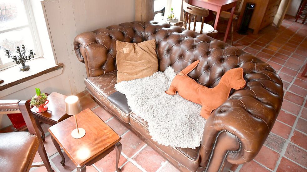 Eine alte Ledercouch in der Stube. Moderne Möbel in das Café zu stellen wäre ein Stilbruch, findet Andreas Bieler.