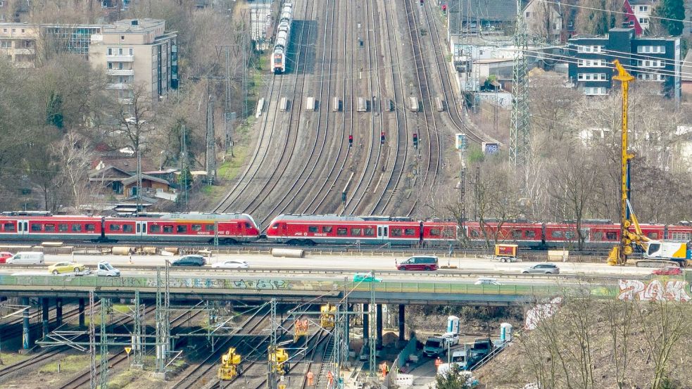 Die Bahngleise unter dem Autobahnkreuz Kaiserberg werden vom 9. Januar bis 6. Februar erneut für vier Wochen gesperrt. (Archivbild) Foto: Christoph Reichwein