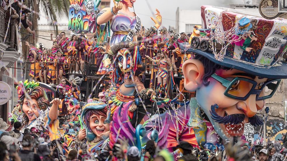 Farbenfrohe Wagen zogen durch die Stadt Pasto im Südwesten von Kolumbien. Foto: Ivan Valencia/AP/dpa
