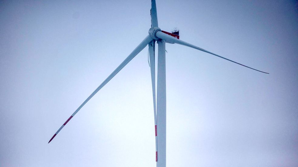 Der Flügel eines Windrads ist abgeknickt, weshalb eine angrenzende Autobahn gesperrt werden musste. Foto: Thomas Banneyer