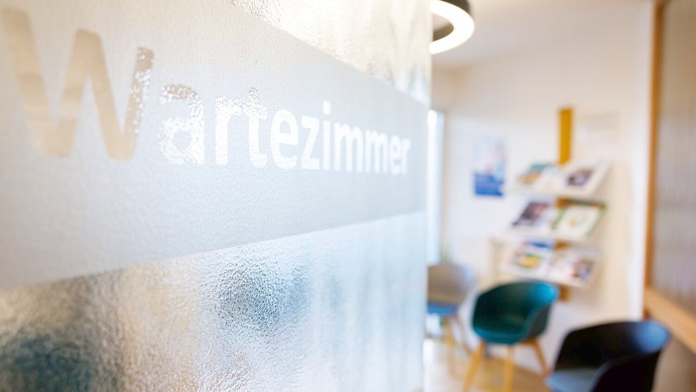 Wartezimmer werden laut Ärzteschaft immer wieder Schauplatz von Übergriffen. (Illustration) Foto: Daniel Karmann