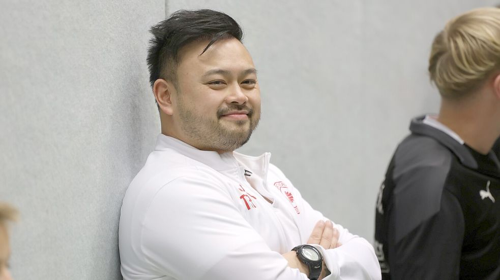 Nach dem Erfolg beim Aurich-Cup genoss SVG-Trainer Bi Le Tran den langersehnten Turniersieg. Er gelang den Fehntjern im dritten Anlauf. Foto: Wilfried Gronewold