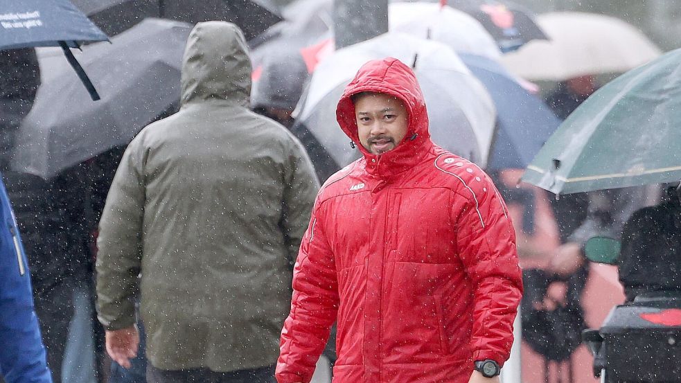 Beim Heimspiel gegen Wiesmoor gab es kräftigen Regen. Gleichwohl steht der SVG-Coach bei den Fehntjern nicht im Regen. Er fühlt sich wohl und hat auch für die neue Saison als Trainer zugesagt. Sowohl für die Bezirksliga als auch für die Landesliga. Foto: Wilfried Gronewold
