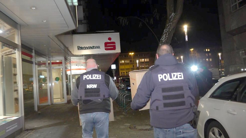 Nach dem spektakulären Sparkassen-Einbruch in Gelsenkirchen versuchen Trittbrettfahrer, mit Betrugsanrufen die Verunsicherung auszunutzen Foto: Markus Gayk/dpa