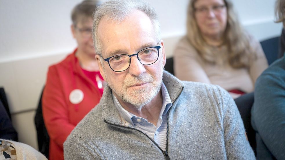 Vor Gericht: Johann Kühme, ehemaliger Präsident der Polizeidirektion Oldenburg, verfolgt als Zuschauer die mündliche Verhandlung im November 2025. Foto: Sina Schuldt/dpa