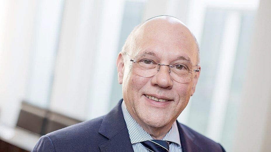 Die höchste Ehrung: Michael Grünberg, Vorsitzender der jüdischen Gemeinde in Osnabrück, ist mit der Möser-Medaille ausgezeichnet worden. Foto: David Ebener