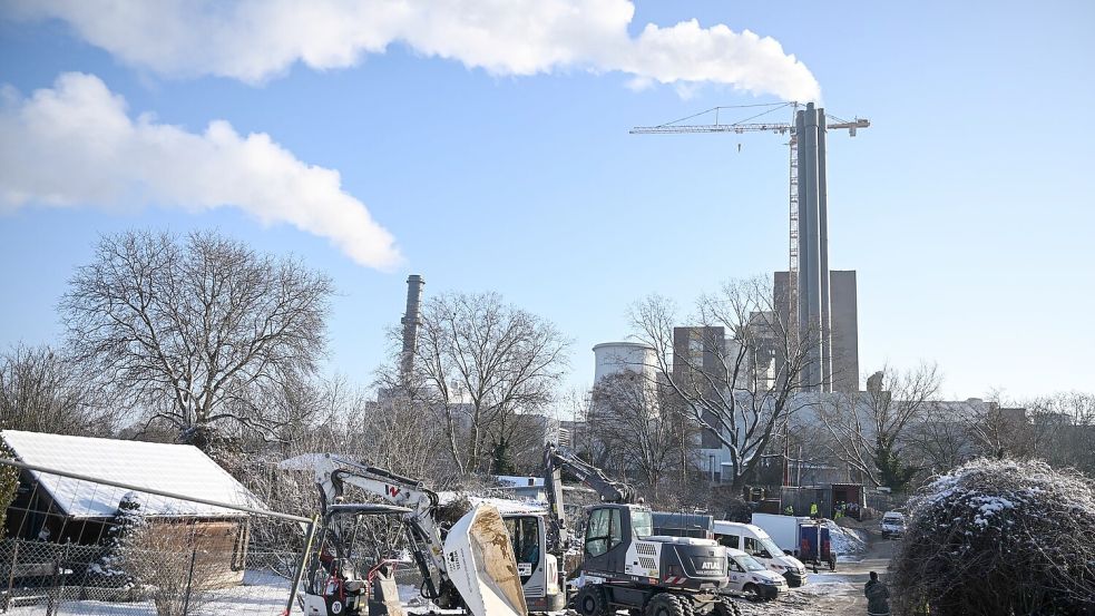 Der Brandanschlag traf wichtige Stromkabel nahe dem Kraftwerk Lichterfelde. Foto: Britta Pedersen/dpa
