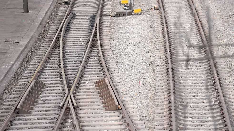 Die Bahn rechnet wegen der Wetterlage mit Einschränkungen. (Archivbild) Foto: Marcus Brandt/dpa