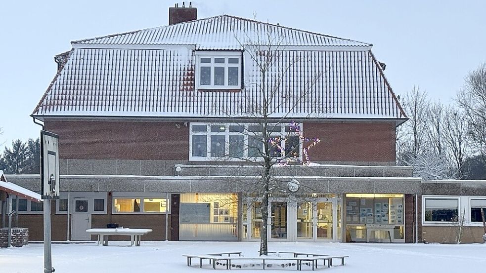 An der Grundschule Upgant-Schott gab es am Mittwochmorgen Probleme mit der Brandmeldeanlage. Foto: Thomas Dirks