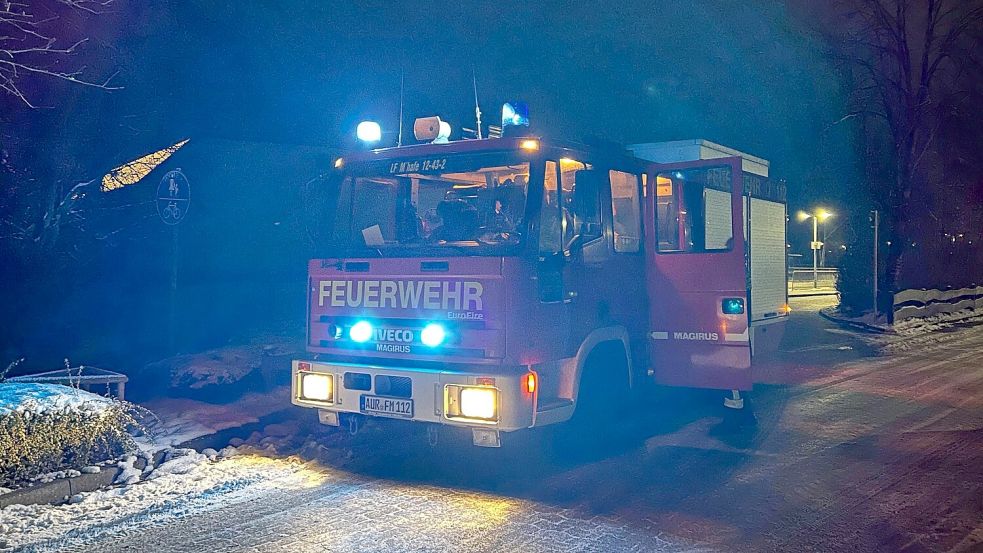 Ein Fahrzeug der Feuerwehr Marienhafe steht am frühen Mittwochmorgen vor der Grundschule in Upgant-Schott. Foto:Justin Herzig