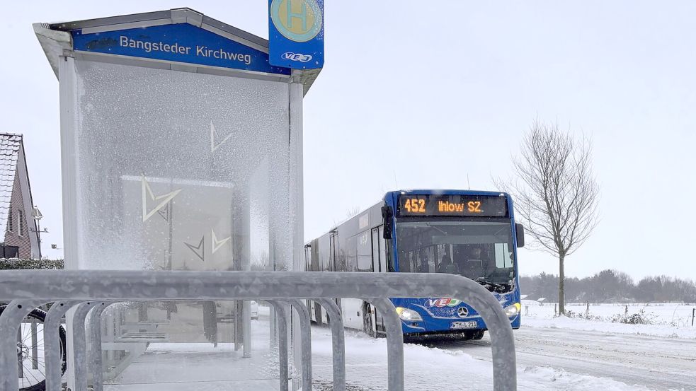 Da die Schülerbeförderung, hier ein Foto aus Ihlow, nicht sichergestellt werden kann, hat der Landkreis Aurich die Schule am 8. und 9. Januar abgesagt. Foto: Christin Wetzel