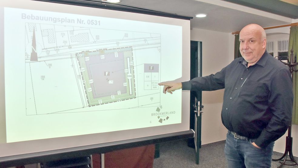 Thomas Weinert, Planer im Bauamt der Samtgemeinde Brookmerland, zeigt auf den Plan für den neuen Feuerwehrstandort Ost in Upgant-Schott. Foto: Thomas Dirks
