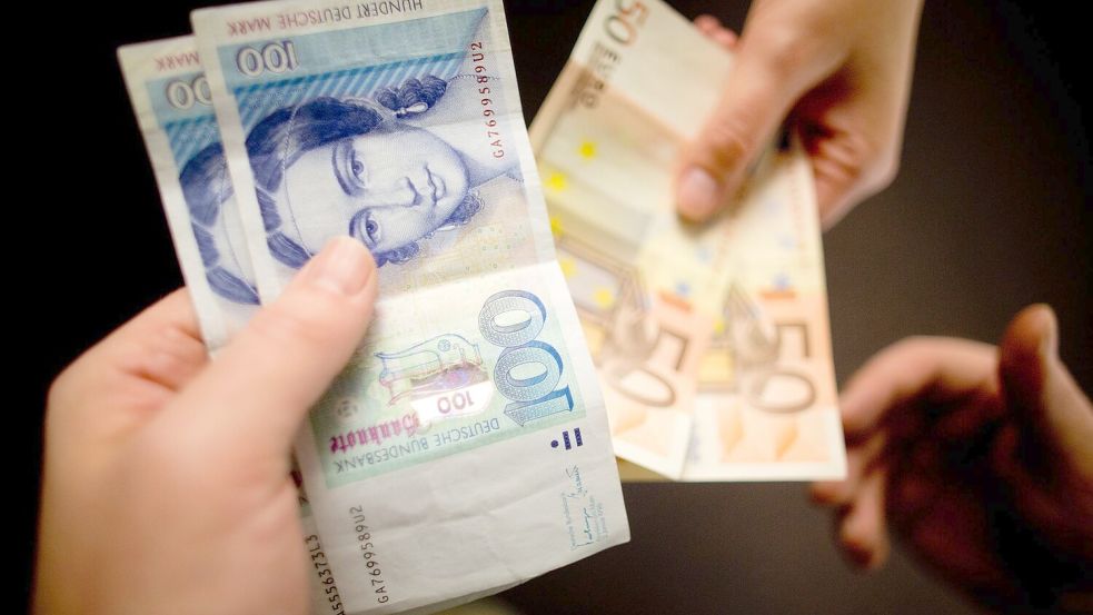 Zufallsfund oder aus Nostalgie über Jahre aufbewahrt: Jahr für Jahr tauschen Menschen Millionensummen alter D-Mark-Bestände bei der Bundesbank in Euro um. (Symbolbild) Foto: Kay Nietfeld/dpa
