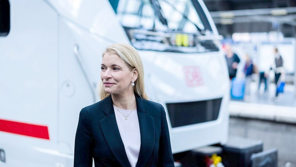 Evelyn Palla ist seit 100 Tagen an der Spitze der Deutschen Bahn. (Archivbild) Foto: Christoph Soeder/dpa