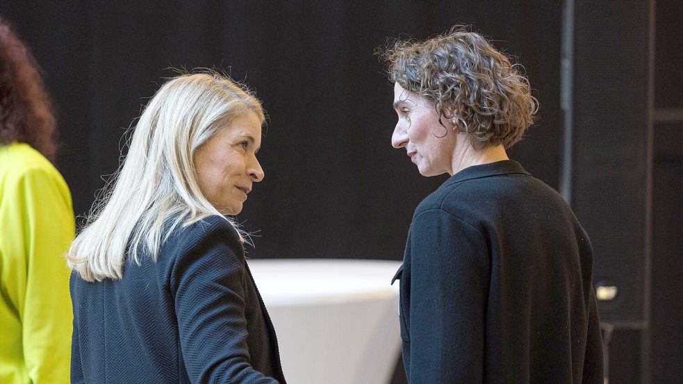 Verstehen sich gut: Bahnchefin Palla (l.) und die stellvertretende EVG-Vorsitzende Cosima Ingenschay. (Archivbild) Foto: Hannes P. Albert/dpa