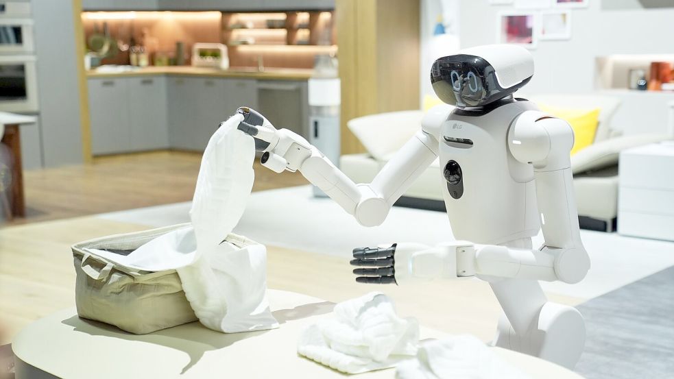 LG zeigte auf der CES einen humanoiden Roboter, der mit Hilfe von KI die getrocknete Wäsche ordentlich faltet. Foto: Abbie Parr/AP/dpa