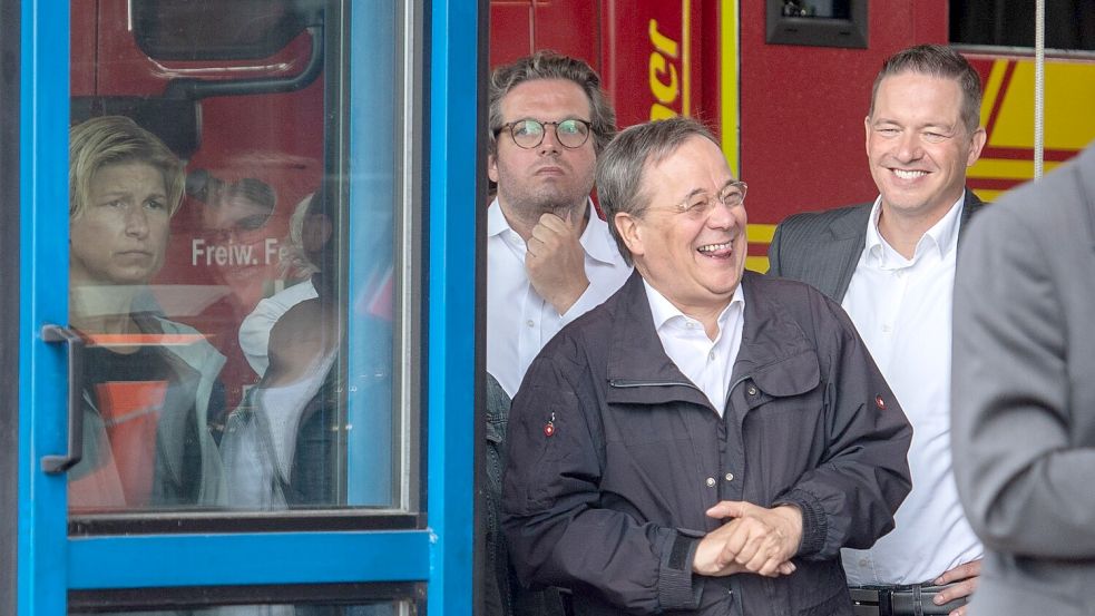 Der Laschet-Moment. Der damalige Unionskanzlerkandidat Armin Laschet (CDU) lachte nach der Ahrtal-Katastrophe bei einem Besuch der Region im Juli 2021, während Bundespräsident Frank-Walter Steinmeier sich zu dem Unglück äußerte. (Archivbild) Foto: Marius Becker