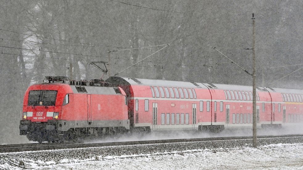 Wegen der Witterung fallen auf der Strecke Norddeich - Bremen zahlreiche Verbindungen aus. Foto: DPA