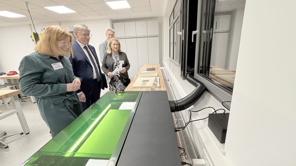 Der Lasercutter kann Muster in verschiedene Materialien einbrennen. Foto: Lasse Paulsen