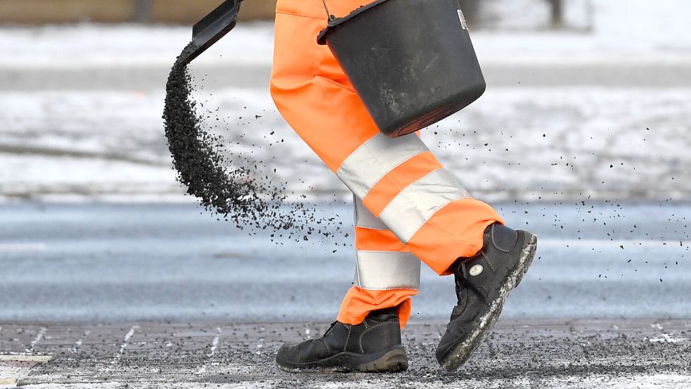 Bei den aktuellen Witterungsverhältnissen ist die Nachfrage nach Streugut besonders groß. Foto: dpa/Ralf Hirschberger