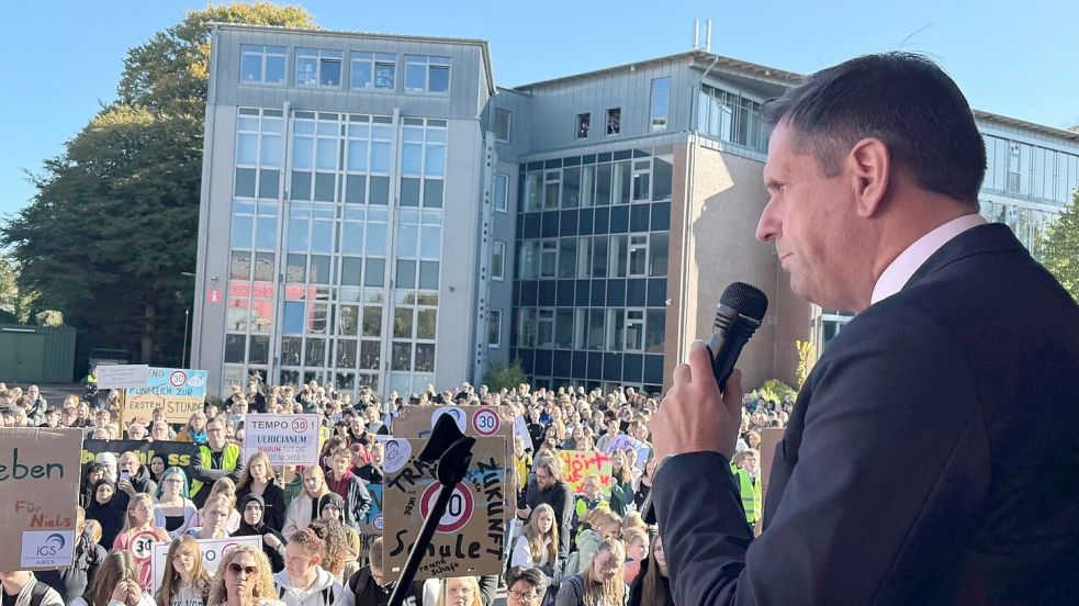 Niedersachsens Ministerpräsident Olaf Lies sagte bei einer Demonstration im September seine Unterstützung zu und initiierte einen Runden Tisch zum Thema Schulwegsicherheit in Aurich. Foto: Privat